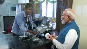 யுபிஐ மூலம் டிக்கெட் எடுத்த பிரதமர் மோடி...