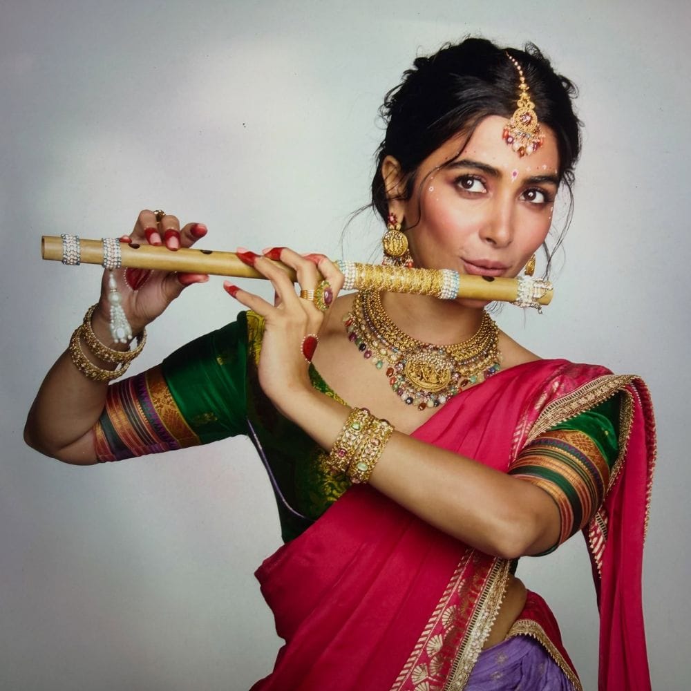தமிழ் சினிமாவில் மூலமாக நடிகையாக அறிமுகமானவர் நடிகை பூஜா ஹெக்டே. அழகி போட்டிகளில் ஆரம்பத்தில் பங்குபெற்றுவந்த இவர், இயக்குநர் மிஷ்கின் இயக்கத்தில் வெளியான முகமூடி என்ற படத்தின் மூலமாக நாயகியாக நுழைந்தார்.