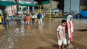 கனமழையால் மருதமலை கோயிலில் குளம்போல் தேங்கிய தண்ணீர்!...