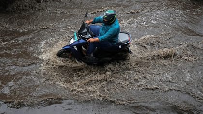 மக்களே உஷார்! சென்னைக்கு அதி கனமழைக்கான ரெட் அலர்ட்