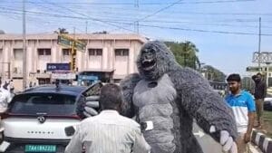 பொள்ளாச்சியில் கொரிலா வேடமிட்டு சாலை பாதுகாப்பு விழிப்புணர்வு!