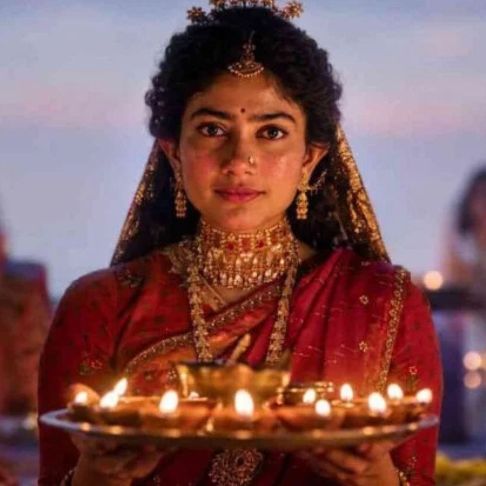 தமிழ் மற்றும் தெலுங்கு சினிமாவில் முன்னணி நட்சத்திர நடிகையாக இருந்துவரும் சாய் பல்லவி, ஏக் தின் என்ற படத்தின் மூலம் இந்தி சினிமாவில் நுழைந்துவிட்டார். இவரின் நடிப்பில் இந்தியில் 2வது உருவாகியுள்ள படம்தான் ராமாயணா பார்ட் 1.