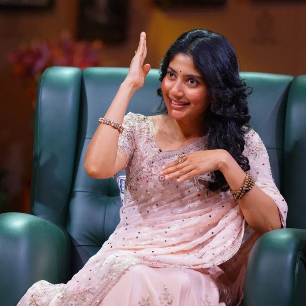 அதற்கு பதிலளித்த சாய் பல்லை, 4 வருடத்திற்கு முன் நேர்காணல் ஒன்றில் கலந்துகொண்டேன். அதில் என்னை பற்றி தவறாக கேட்கப்பட்டது. அதனால அதிலிருந்து வெளியேறிவிட்டேன். அது என்னை மிகவும் காயப்படுத்தியது. அந்த விமர்சனம் மிகவும் காயப்படுத்தியபோதிலும், அதை கர்மவினையாகவும் ஒரு பாடமாகவும் எடுத்துக்கொண்டேன் என கூறியுள்ளார்.