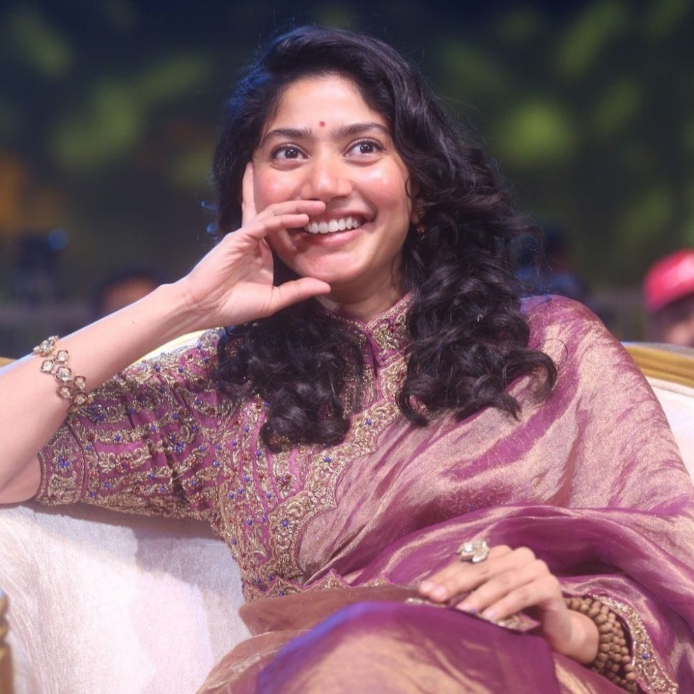 இந்தியில் ஜுனைத் கானுடன் ஏக் தின் என்ற படத்தின் மூலமாக நாயகியாக அறிமுகமானார். இந்த படம் இவருக்கு வரவேற்பை கொடுக்க, பான் இந்திய திரைப்படமாக உருவாகியுள்ளாள் ராமாயணா திரைப்படத்தில் சீதையாக நடித்துள்ளார்.