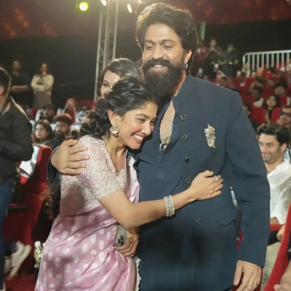 நடிகை சாய் பல்லவி பேசுகையில், யாரும் ராவணனாக நடிக்க விரும்புவதில்லை. ஏனென்றால் அது வெறுப்பைச் சம்பாதிக்கும். ஆனால் யாஷ் அதைச் செய்ததால், அனைவராலும் விரும்பப்பட்டு நேசிக்கப்பட்டார் என அதில் கூறியிருந்தார்.