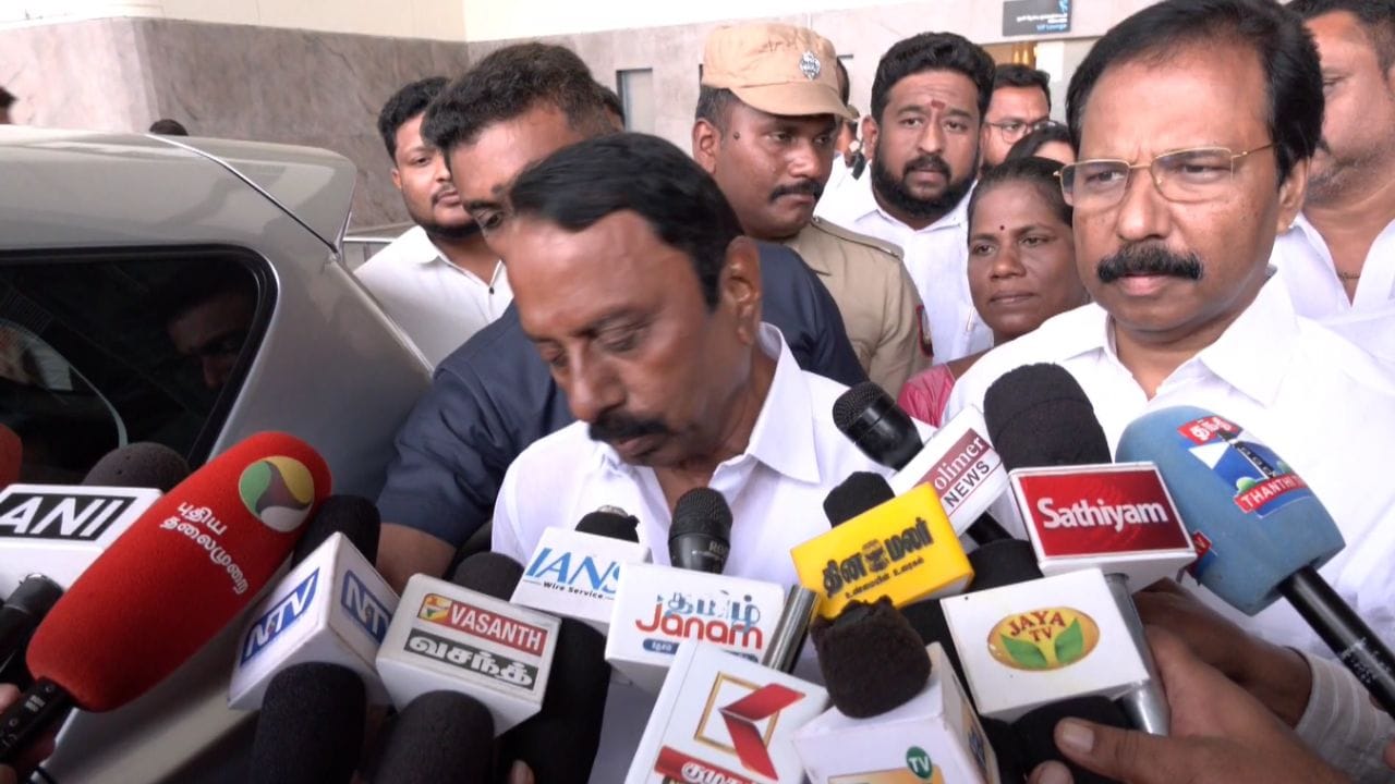 எடப்பாடி பழனிசாமியும் திமுகவும் ஒன்றுதான்.. அமைச்சர் செங்கோட்டையன் அதிரடி!! எடப்பாடி பழனிசாமியும் திமுகவும் ஒன்றுதான்.. அமைச்சர் செங்கோட்டையன் அதிரடி!!