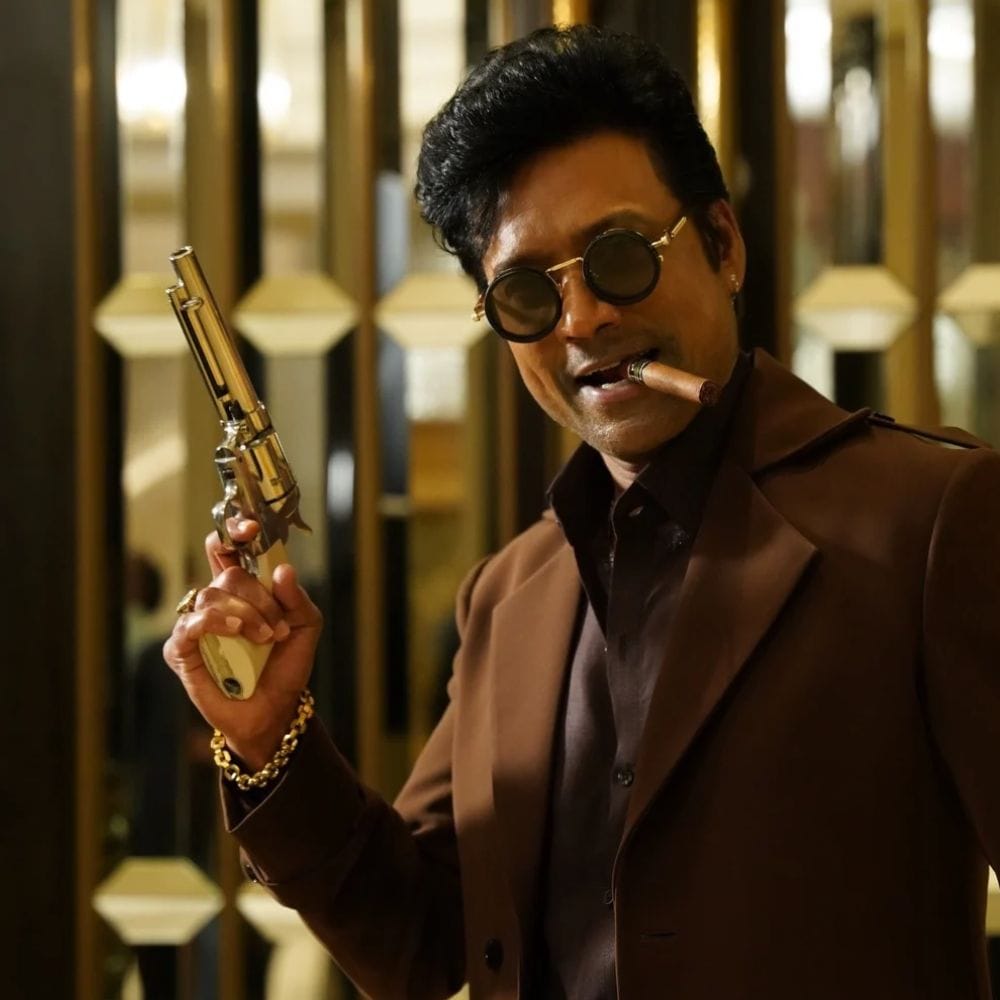 இவர் சினிமாவில் முதல்வர் விஜய் முதல் பவன் கல்யாண் வரை பல்வேறு உச்ச நட்சத்திரங்களுடன் சினிமாவில் பணியாற்றியுள்ளார். இயக்குநராக ஆரம்பத்தில் பிரபலமான இவர், அதன் பிறகு சினிமாவில் நடிகராகவும் தன்னை அறிமுகப்படுத்திக்கொண்டார்.