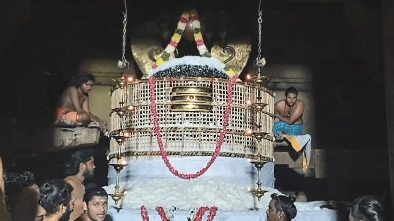 கங்கைகொண்ட சோழபுரத்தில் 100 மூட்டை பச்சரிசியால் அன்னாபிஷேகம்! கங்கைகொண்ட சோழபுரத்தில் 100 மூட்டை பச்சரிசியால் அன்னாபிஷேகம்!
