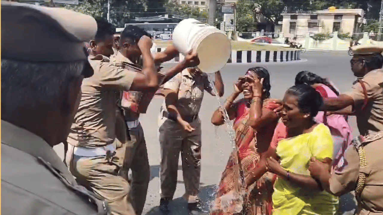 வழித்தட ஆக்கிரமிப்பை அகற்றக் கோரி 6 பெண்கள் குடும்பத்துடன் தீக்குளிக்க முயற்சி வழித்தட ஆக்கிரமிப்பை அகற்றக் கோரி 6 பெண்கள் குடும்பத்துடன் தீக்குளிக்க முயற்சி