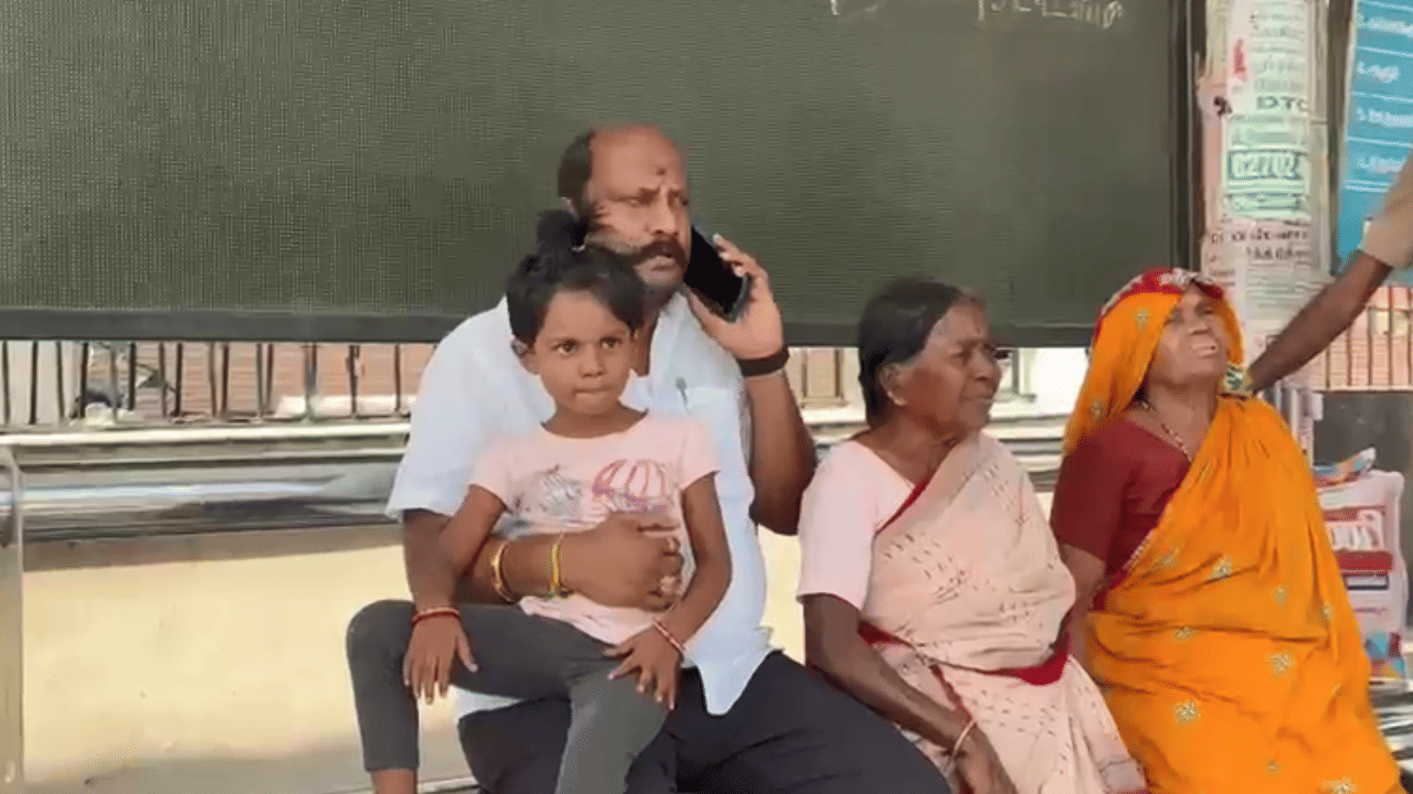 மூதாட்டிக்காகப் பேருந்து நிறுத்தத்தில் காத்திருந்த அமைச்சர் – நெகிழ்ச்சி சம்பவம்! மூதாட்டிக்காகப் பேருந்து நிறுத்தத்தில் காத்திருந்த அமைச்சர் – நெகிழ்ச்சி சம்பவம்!