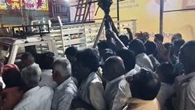 திமுக பொதுக்கூட்டத்தில் குடைகளை எடுக்க முண்டியடித்த தொண்டர்கள்!...