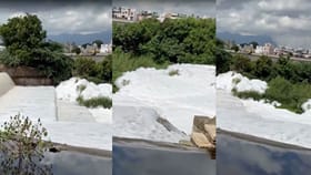 கோவையில் காற்றில் பறந்து வீடுகளுக்குள் பரவும் ரசாயன நுரை...