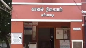 நெல்லை அருகே பயங்கரம்.. ஊருக்குள் புகுந்து மூன்று பேரை அரிவாளால் வெட்டிவிட்டு தப்பிய மர்ம கும்பல்!! நெல்லை அருகே பயங்கரம்.. ஊருக்குள் புகுந்து மூன்று பேரை அரிவாளால் வெட்டிவிட்டு தப்பிய மர்ம கும்பல்!!